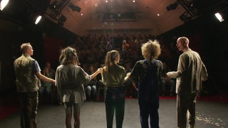 Schauspieler auf einer kleinen Theaterbühne in Bremen. 