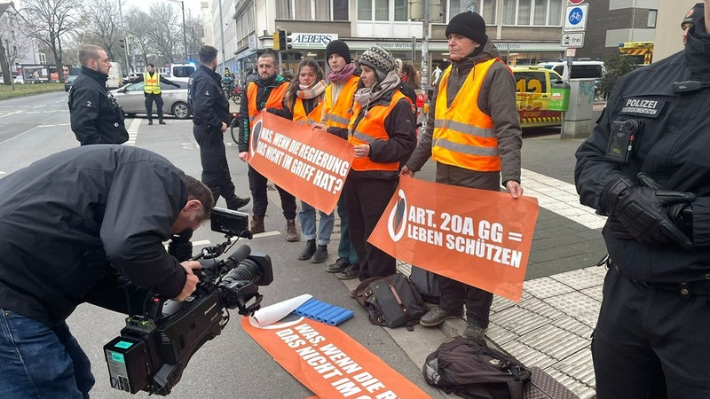 Klimaaktivisten stehen am Rembertiring.