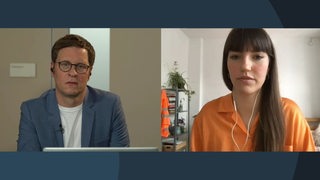 Der Moderator Felix Krömer in einer Videokonferenz mit der Klimaaktivistin Carla Hinrichs.