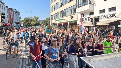 Beim Klimastreik  am 20.9.2024 zieht eine Demonstration durch die Bremer Innenstadt.