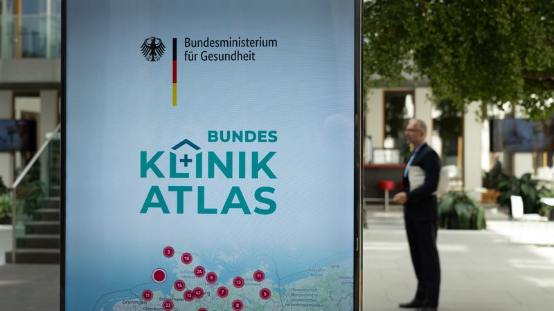 Auf einem Bildschirm steht "Bundes Klinik-Atlas"