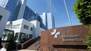 Auf einer Mauer vor einem Gebäude steht der Schriftzug "Klinikum Bremerhaven"