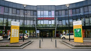 Haupteingang des Klinikums Links der Weser