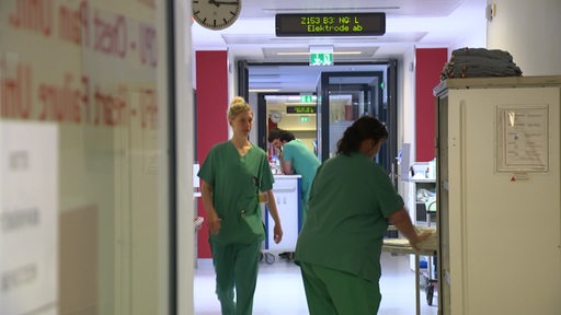 Ein Flur eines Klinikums, in dem medizinische Angestellte zu sehen sind.