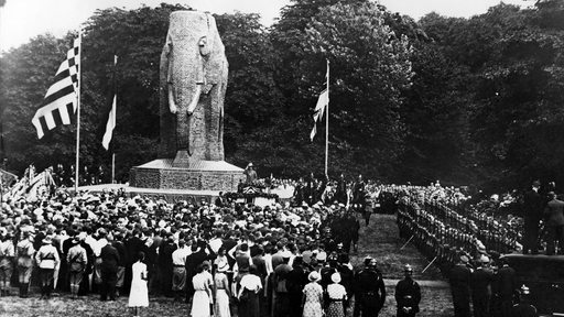 Einweihung des Kolonial-Kriegerdenkmals in Bremen 1932: ettow-Vorbeck hält die Gedächtnisrede