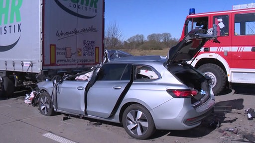 Ein kaputtes Auto nach einem Autounfall.