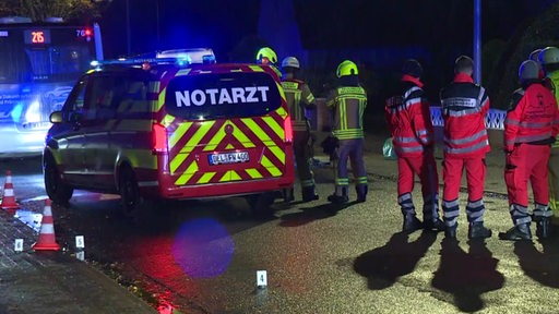 Der Notdienst und die Feuerwehr stehen auf der Straße.