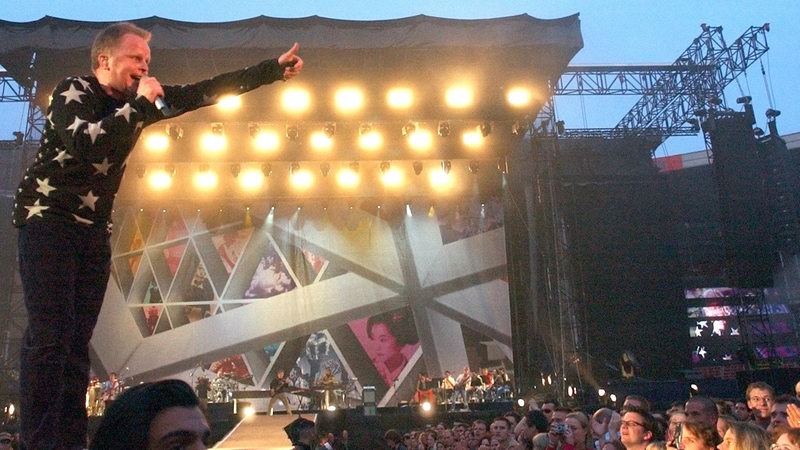 Herbert Grönemeyer singt am 11.5.2003 im ausverkauften Bremer Weserstadion.