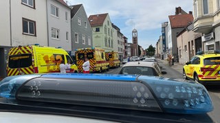 Rettungskräfte und Polizei während eines Einsatzes in der Kornstraße