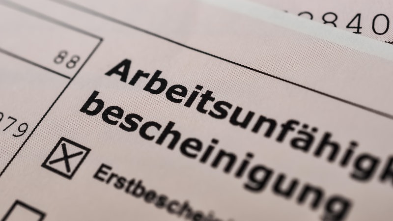 Auf einem Formular steht "Arbeitsunfähigkeitsbescheinigung".