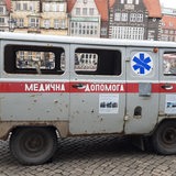 Ein Krankenwagen mit Einschusslöchern aus der Ukraine steht auf dem Bremer Marktplatz.
