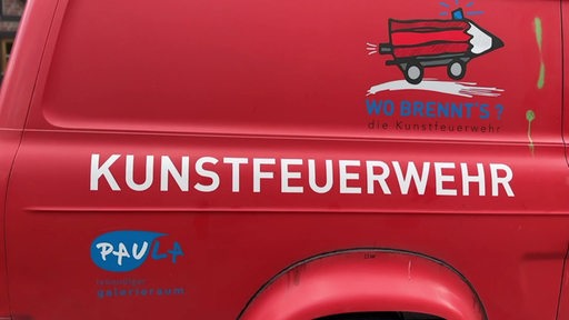 Ein Bild eines Autos mit der Aufschrift "Kunstfeuerwehr"