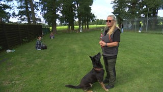 Die Hundetrainerin Liane Patera beim Welpenkurs.