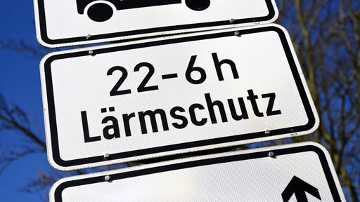 Ein Verkehrsschild weist auf Lärmschutz hin.