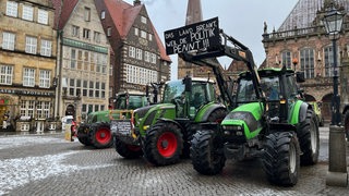 Trecker stehen auf dem Marktplatz in Bremen