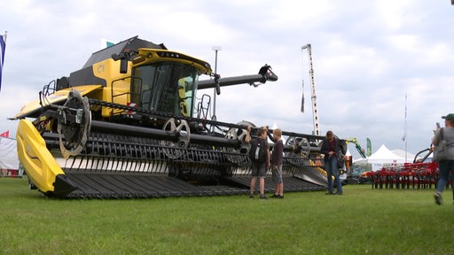 Ein großer Pflug ist auf der Tarmstedter Landwirtschaftsmesse zu sehen.