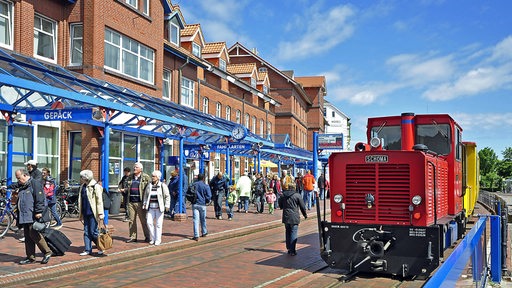 Blick auf den Bahnhof der Inselbahn von Borkum.