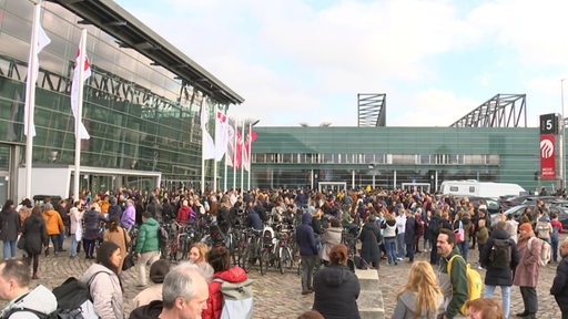 Lehrer im Bundesland Bremen kommen zur Personalversammlung bei den Bremer Messehallen zusammen