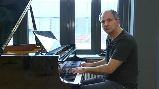 Martin Lentz hier am Klavier fördert junge Musiktalente an der Bremer Universität.