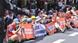 Klima-Aktivisten beim Sitzstreik auf einer Straße