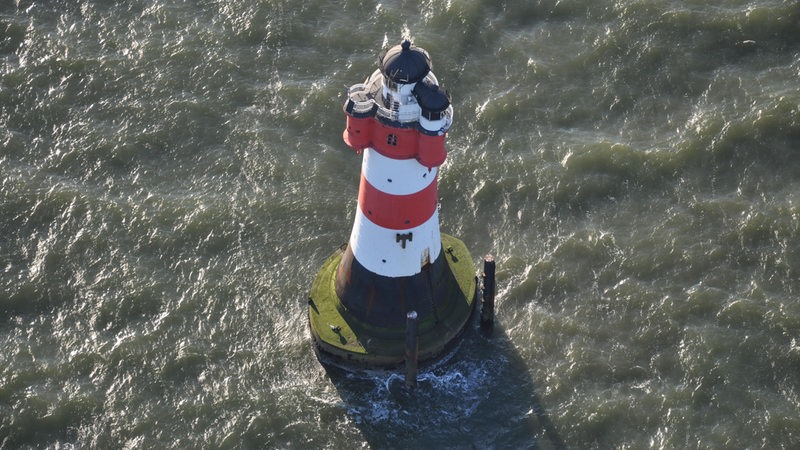 In der Mitte steht der imposante Leuchtturm "Roter Sand" von oben fotografiert.