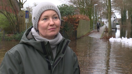 Eine Lilienthalerin erzählt im Gespräch mit buten un binnen, wie sie das Hochwasser erlebt hat.