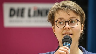 Die Bremer Landessprecherin der Partei Die Linke, Anna Fischer spricht beim Außerordentlichen Landesparteitag ihrer Partei im Nachbarschaftshaus Helene Kaisen in Bremen-Gröpelingen. Thema des Parteitages ist die Lage der Regierungsbildung im Land Bremen.