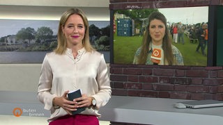 Moderatorin Lea Reinhard und Autorin Catherine Wenk während einer Liveschalte im Studio von buten un binnen.