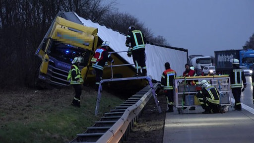 Ein Lastwagen ist von der Autobahn abgekommen. Die Bergung ist für die Feuerwehr schwierig, weil der LKW mit Flüssiggas fuhr.