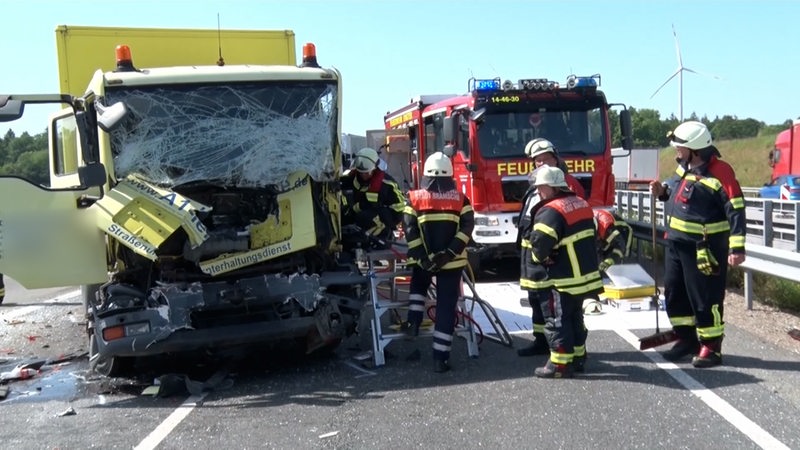 Ein zerstörter Lkw steht auf der Autobahn.