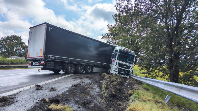 Ein verunglückter LKW liegt am Straßenrand der Autobahn 27 Höhe Verden-Nord