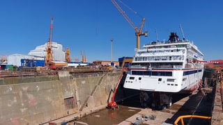 Ein Schiff liegt in einem Dock.