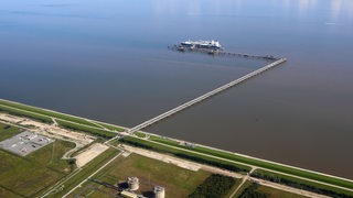 Luftaufnahme des LNG-Speicher- und Verdampfungs-Schiffes "Höegh Esperanza" am LNG-Terminal Wilhelmshaven. Seit Januar sind hier rund 30 LNG-Ladungen angekommen.