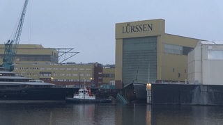 Ein Schiff ist mit einem Trockendock kollidiert.