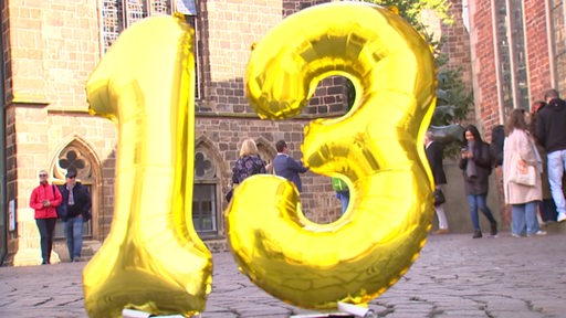 Goldene Luftballons in Form der Zahlen 13 auf dem Bremer Rathausplatz