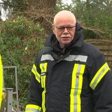 Umweltsenatorin Kathrin Moosdorf und Innensenator Ulli Mäurer in Borgfeld (rechts) beim Hochwasser. 