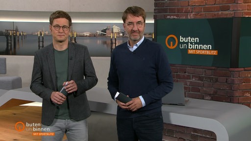 Moderator Felix Krömer und Sportblitz Moderator Jan Dirk Bruns im buten un binnen Studio. 