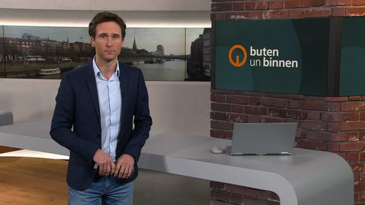 Moderator Janos Kereszti im Studio von buten un binnen