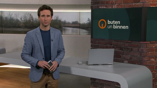 Moderator Janos Kereszti im Studio von buten un binnen.