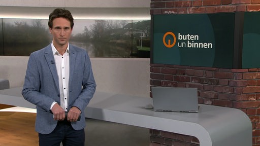 Moderator Janos Kereszti im Studio von buten un binnen