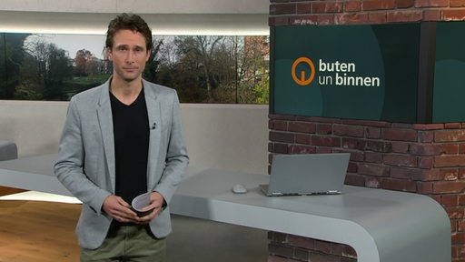 Moderator Janos Kereszti im Studio von buten un binnen. 