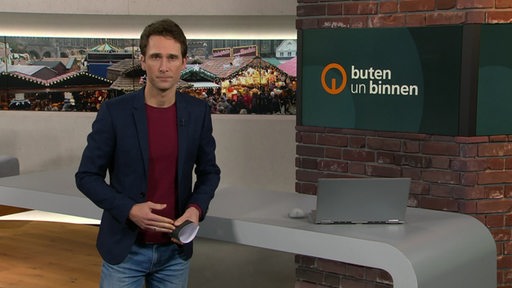 Moderator Janos Kereszti im Studio von buten un binnen