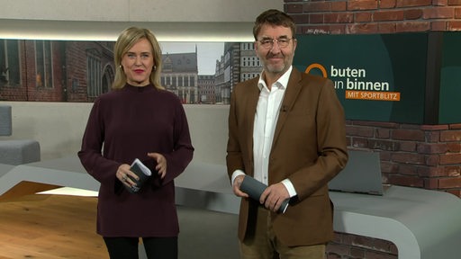 Die Moderatorin Kirsten Rademacher und der Moderator Jan-Dirk Bruns im Studio von buten un binnen.