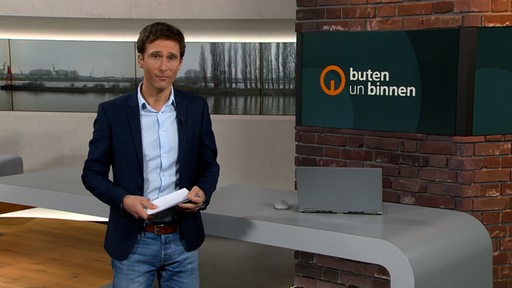 Moderator János Kereszti im Studio von buten un binnen