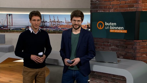 Moderatoren János Kereszti und Niko Schleicher im Studio von buten un binnen.