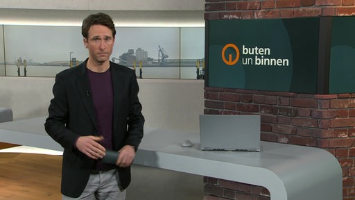 Der Moderator Janos Kereszti im Studio von buten un binnen.