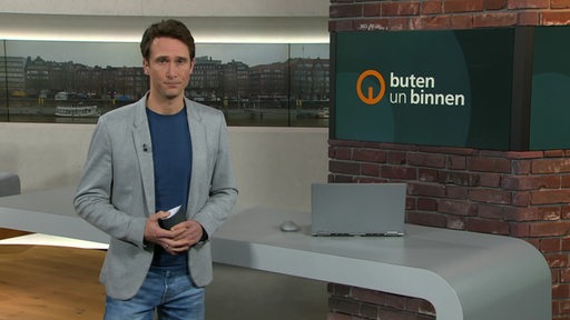 Moderator Janos Kereszti im Studio von buten un binnen.