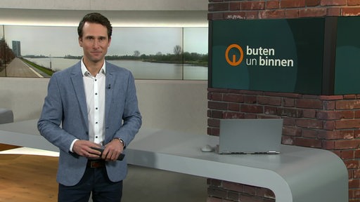 Der Moderator Janos Kereszti im Studio von buten un binnen