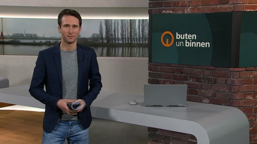 Der Moderator Janos Kereszti im Studio von buten un binnen. 