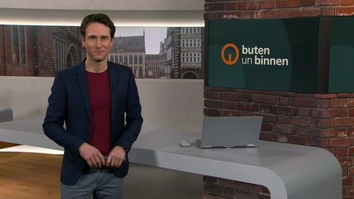 Der Moderator Janos Kereszti im Studio von buten un binnen. 